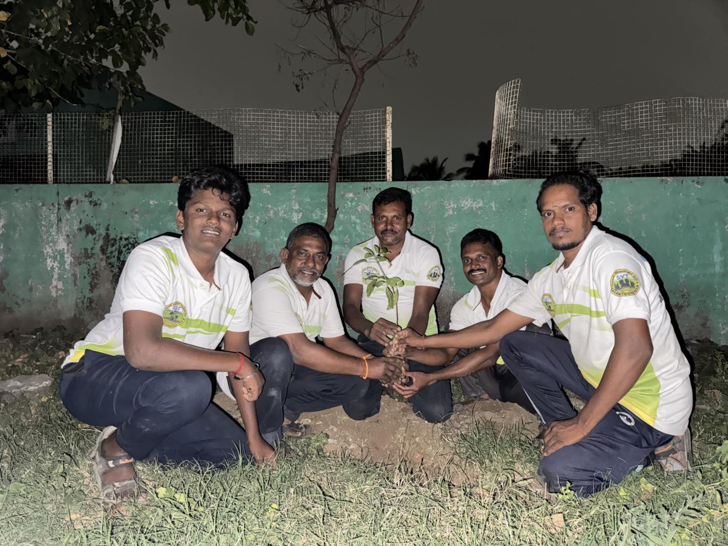 🌱 Welcoming the New Year 2026 by Planting a Tree at Midnight 🌱